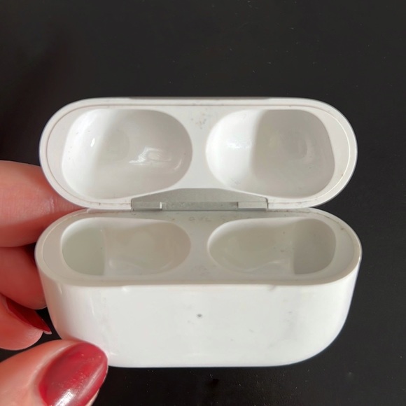 APPLE Airpod Pro Charging Case - Picture 4 of 5